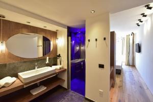 泰尔梅诺 金葡萄酒店的一间带水槽和镜子的浴室