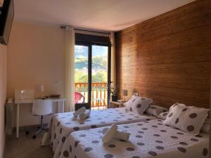 坎加斯-德奥尼斯Alojamiento Rural Cosorios的一间卧室设有一张床和一个大窗户