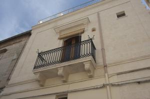 Villa Castelli29mq的大楼一侧的阳台
