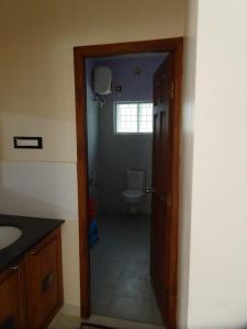 蒂鲁奇奇拉帕利Haritham的客房内设有带水槽和卫生间的浴室
