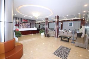 芽庄Nha Trang Pearl Hotel的大堂设有前台和大堂