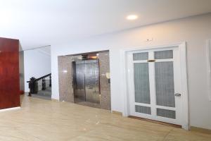 芽庄Nha Trang Pearl Hotel的走廊上设有玻璃门和楼梯