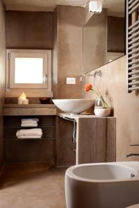 莱切曼塔特鲁尔酒店的浴室配有盥洗盆和浴缸。