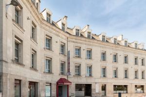 普瓦捷The Originals City, Hôtel Continental, Poitiers (Inter-Hotel)的一座大型石头建筑,上面有标志