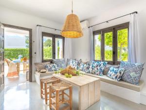 圣埃乌拉利亚阿格马萨别墅的客厅配有沙发和桌子
