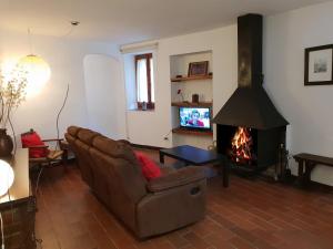 塞特卡萨斯Apartaments Can Bundanci的带沙发和壁炉的客厅