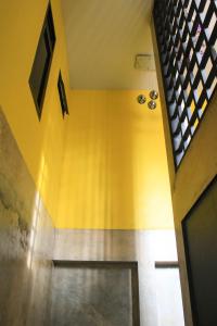 南邦思迈斯汽车旅馆的走廊上设有黄色的墙壁和地板