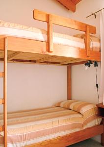 拉斯格路塔斯Complejo Sierras Blancas的一间卧室配有两张双层床。
