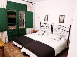 贝尔蒙特Hotel Palacio Buenavista的一间卧室设有一张床和一个绿门
