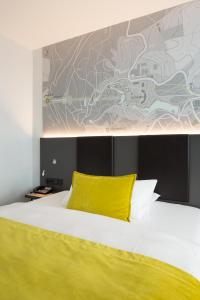 卡塞尔FischerS的一间卧室配有一张黄色枕头的床