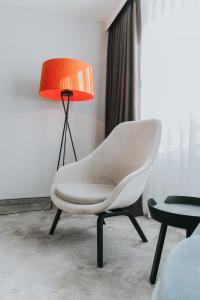 卡塞尔FischerS的白色椅子和室内灯
