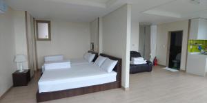 西归浦市城山早晨日落度假屋的卧室配有白色的床和西德西德床