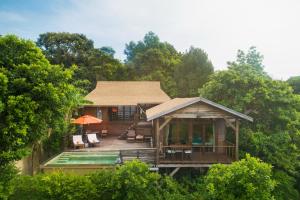 丽贝岛丽贝岛塞伦迪皮蒂度假酒店的房屋设有躺椅和游泳池