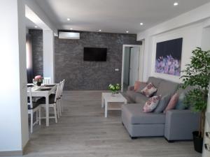 瓦伦西亚New apartment bioparc的客厅配有沙发和桌子