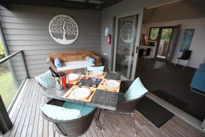 阿波罗湾海边南点度假屋的露台设有桌椅
