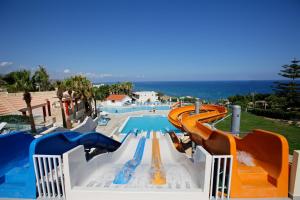 斯加雷塔Rethymno Mare & Water Park的度假村内带水滑梯的游泳池