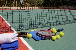 斯加雷塔Rethymno Mare & Water Park的网球拍和网球的人