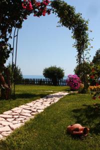 马拉泰亚纳菲尔住宿加早餐酒店的草上带有心形拱的石头路径