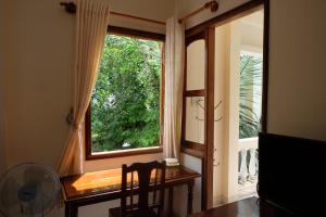 芽庄Moon house tropical garden - Lavender的窗户,带桌子和风扇
