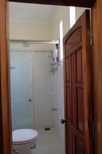 芽庄Moon house tropical garden - Lavender的带淋浴、卫生间和门的浴室