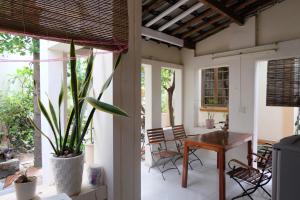 芽庄Moon house tropical garden - Valentine的门廊配有桌椅和植物