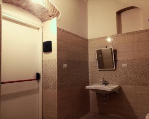 陶尔米纳Villa Mabel的一间带水槽和镜子的浴室