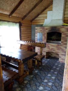 斯拉夫西克Едельвейс的客房设有木桌和壁炉。