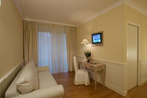 斯科尔泽穆里诺安蒂科酒店的客厅配有白色的沙发和桌子