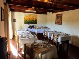 圣克鲁兹Casa Calfu的用餐室配有带白色桌布的桌子