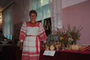 DmitrenkiKoryakivskyi Rai的站在桌子旁的女人,带着花瓶