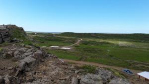 斯蒂克松鲁姆Stundarfriður cottages的从带道路的岩石山顶上欣赏风景