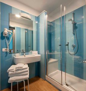 德尔科索酒店的一间浴室