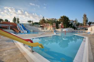 斯加雷塔Rethymno Mare Royal & Water Park的度假村内带滑梯的游泳池