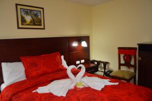 拉塔昆加Balcones del Río Hotel的一间卧室,床上有婚纱