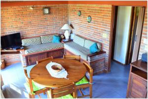 拉帕洛马阿迪雅迪娜卡瓦尼亚斯酒店的客厅配有木桌和沙发