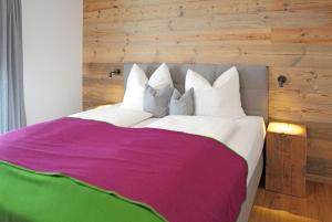 阿尔滕马克特蓬高Appartementhaus Reiter Village Room的卧室配有一张带紫色毯子的大型白色床