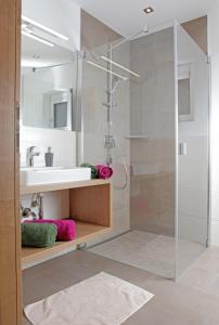 阿尔滕马克特蓬高Appartementhaus Reiter Village Room的带淋浴和盥洗盆的浴室