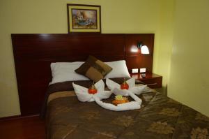 拉塔昆加Balcones del Río Hotel的酒店客房,配有带毛巾的床