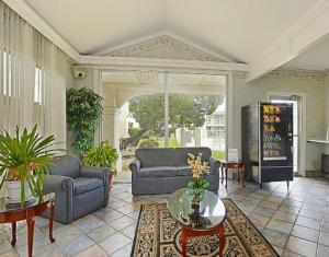 博蒙特博蒙特美洲最佳价值客栈的带沙发和咖啡桌的客厅