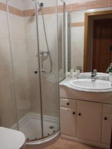 索里亚El Collado 17的带淋浴和盥洗盆的浴室