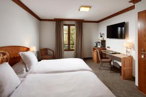 昂西桑多梅因都莫林Spa餐厅酒店的酒店客房配有两张床和一张书桌