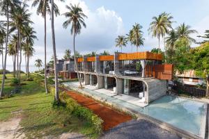 通萨拉帕岸岛椰子阁假日公园的享有带游泳池的房屋的空中景致