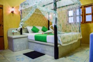卡尔皮蒂耶欧美莎海滩酒店的一间卧室配有一张带天蓬的床