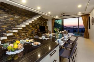 卡塔海滩Twin Villas Seaview Kata的用餐室配有餐桌和食物