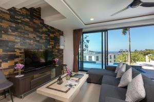 卡塔海滩Twin Villas Seaview Kata的带沙发和电视的客厅