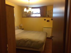罗卡迪坎比奥Appartamento i Cerri的卧室配有白色的床和窗户。