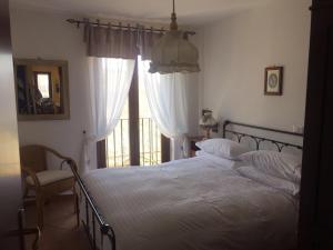 罗卡迪坎比奥Appartamento i Cerri的一间卧室设有一张床和一个大窗户