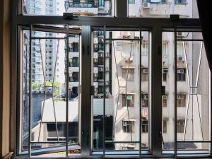 香港祥泰旅馆的从建筑物的窗户欣赏美景