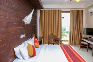 贾夫纳瓦拉姆普利酒店的配有一张床和一张书桌的酒店客房