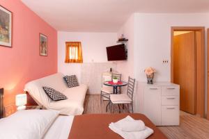 斯普利特达米拉客房旅馆的小房间设有一张床和一张桌子